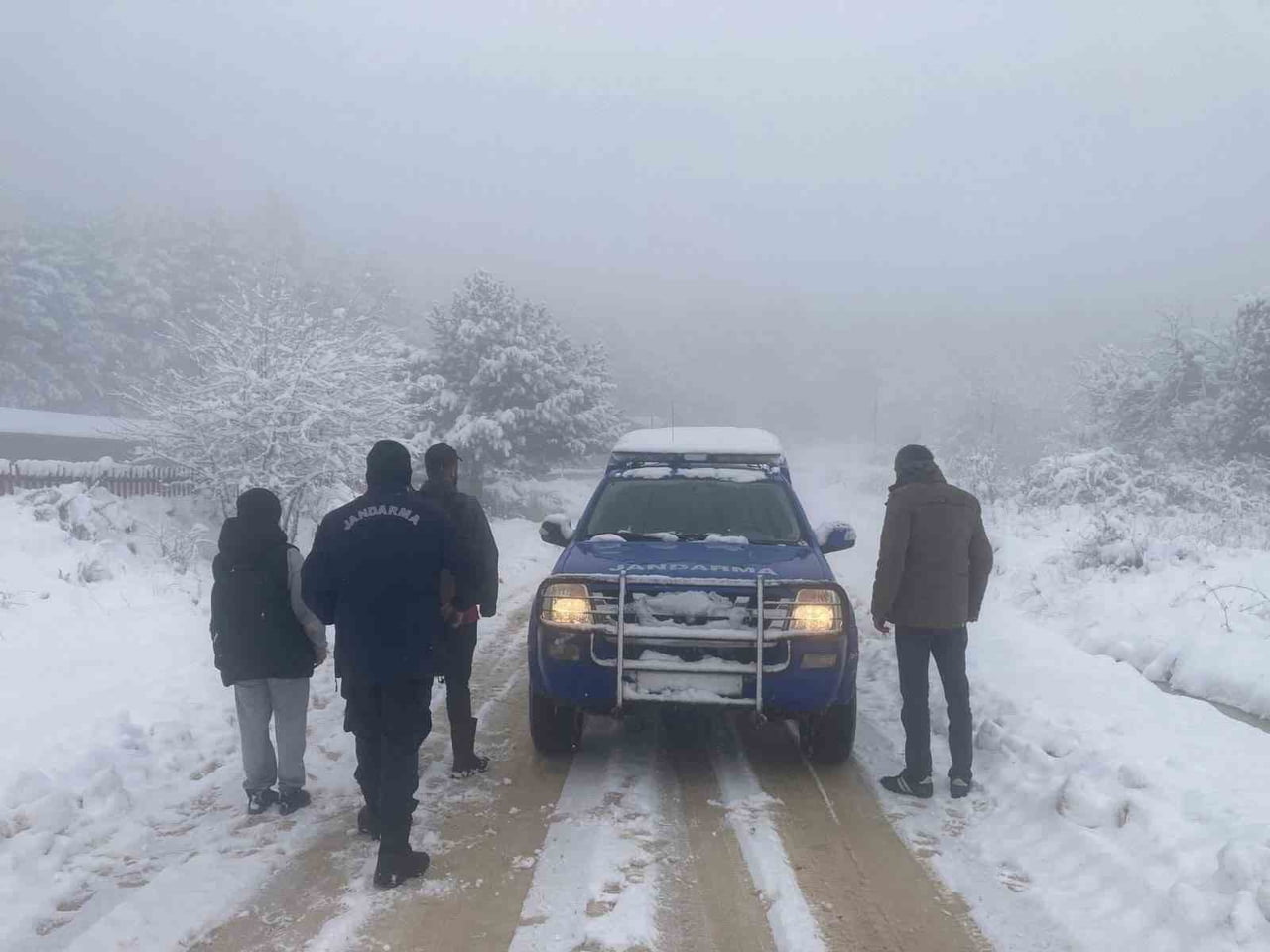 KARABÜK’TE ETKİLİ OLAN KAR YAĞIŞI NEDENİYLE 112 KÖY YOLU ULAŞIMA KAPANDI.