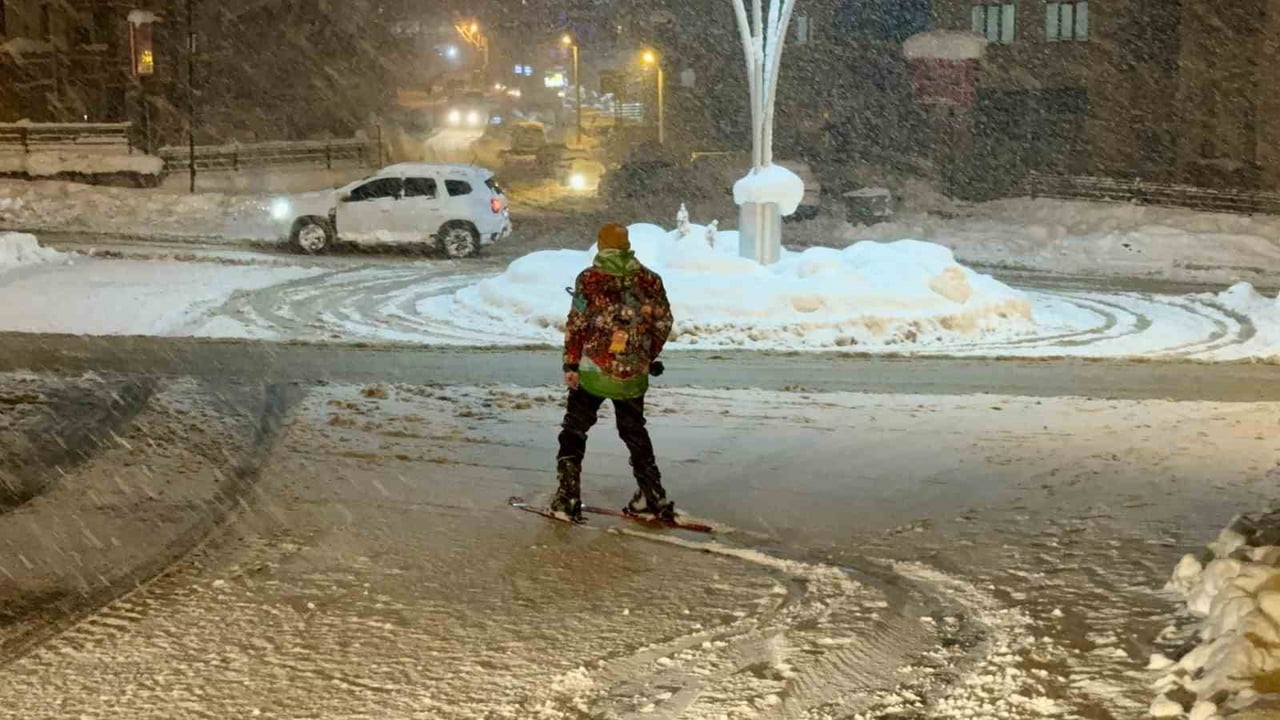 KARABÜK’TE ETKİLİ OLAN KAR YAĞIŞINI FIRSATA ÇEVİREN BİR İÇERİK ÜRETİCİSİ, KAYAK TAKIMLARIYLA...