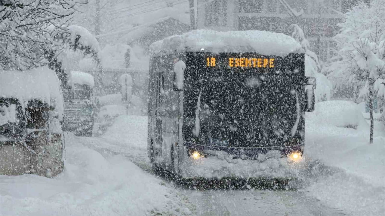 KARABÜK’TE ETKİSİNİ ARTIRAN YOĞUN KAR YAĞIŞI, KENTTE HAYATI ADETA ESİR ALIRKEN, EKİPLER ULAŞIMIN...
