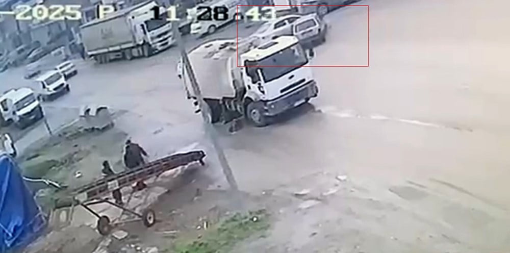 KARABÜK’TE İKİ OTOMOBİLİN ÇARPIŞTIĞI ANLAR KAMERAYA YANSIDI.