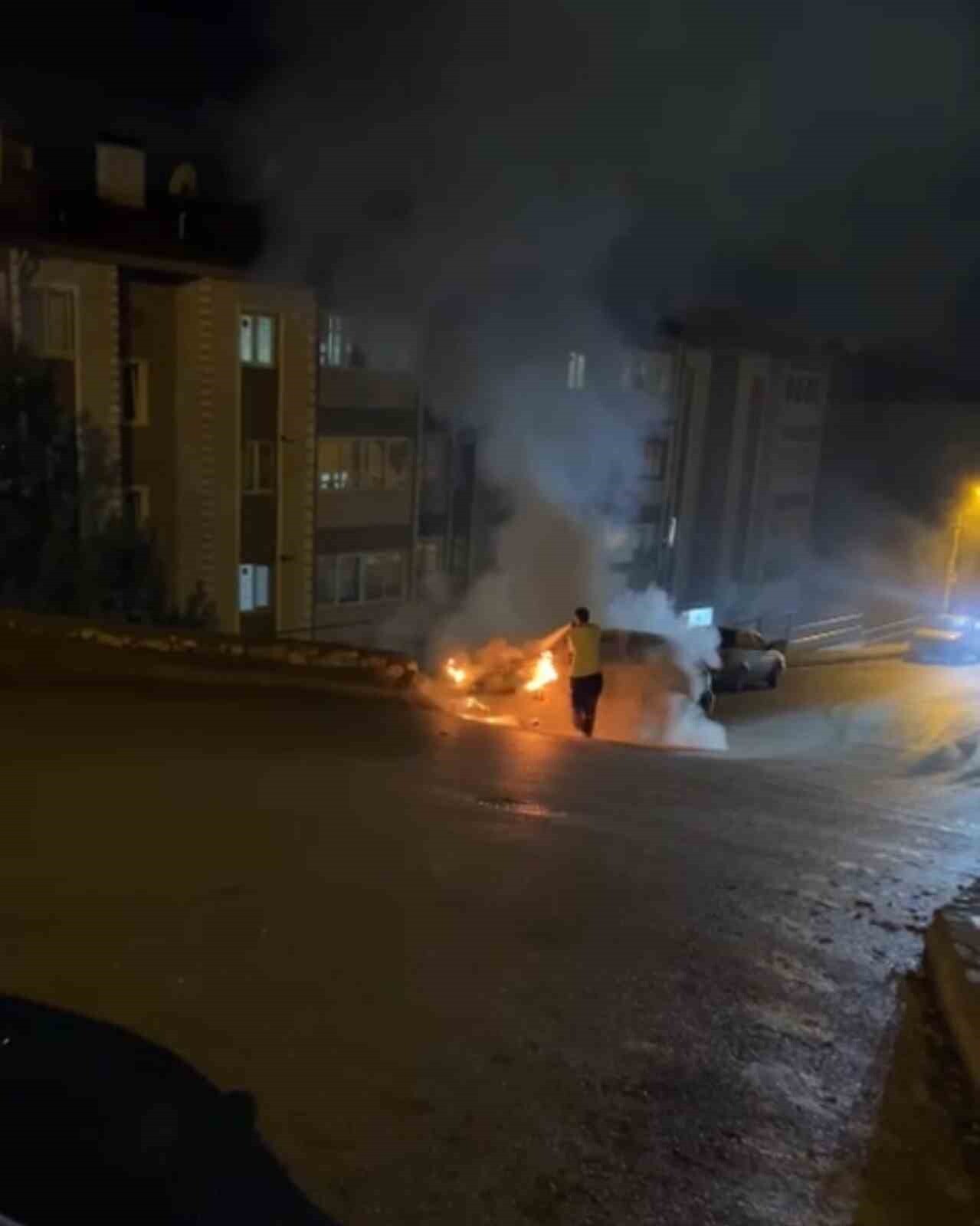 KARABÜK’TE İSTİNAT DUVARINA ÇARPAN OTOMOBİLDE ÇIKAN YANGIN, İTFAİYE EKİPLERİNİN MÜDAHALESİYLE...