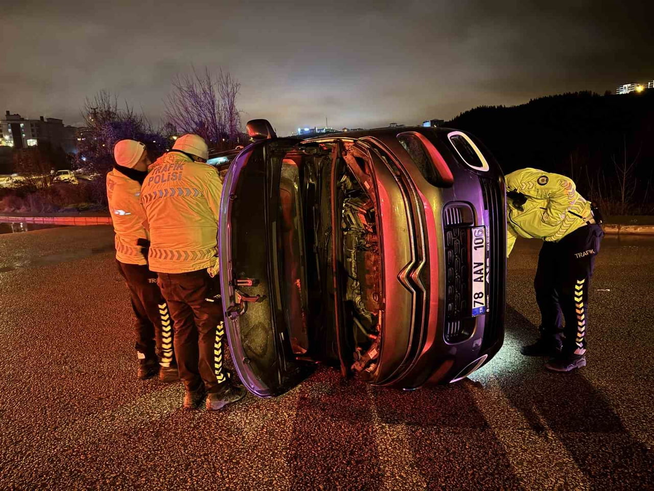 KARABÜK’TE KONTROLDEN ÇIKAN HAFİF TİCARİ ARACIN DEVRİLMESİ SONUCU 1 KİŞİ YARALANDI.