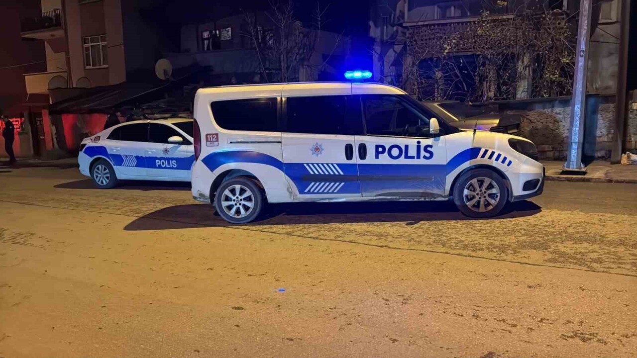 KARABÜK’TE TARTIŞTIĞI BABASI H.D.’YE SİLAHLA ATEŞ EDEN 17 YAŞINDAKİ ÇOCUK POLİS EKİPLERİNCE...