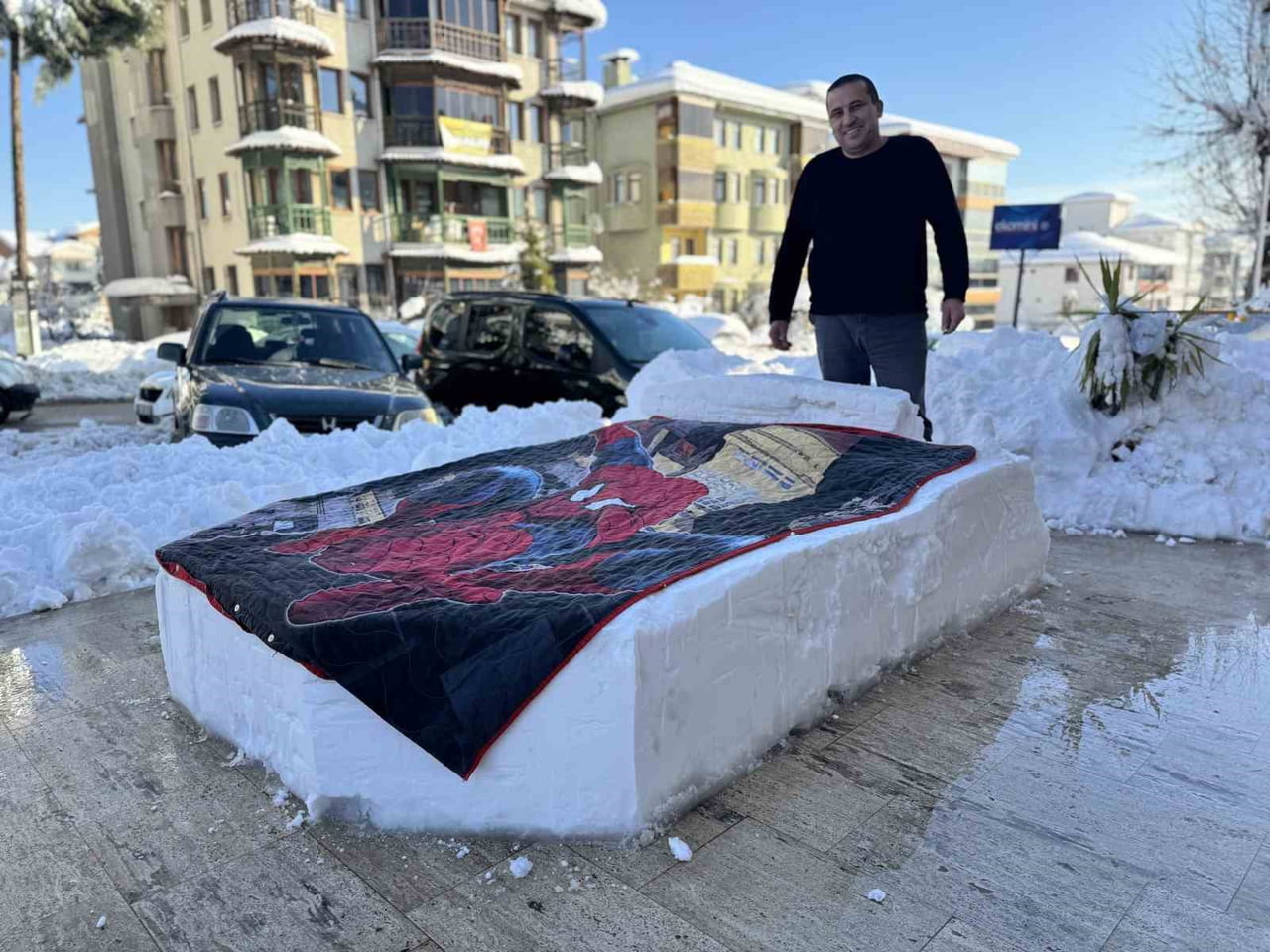 KARABÜK’ÜN SAFRANBOLU İLÇESİNDE BİR ESNAF, KAR YAĞIŞINI FIRSATA ÇEVİREREK DÜKKANININ ÖNÜNE KARDAN...