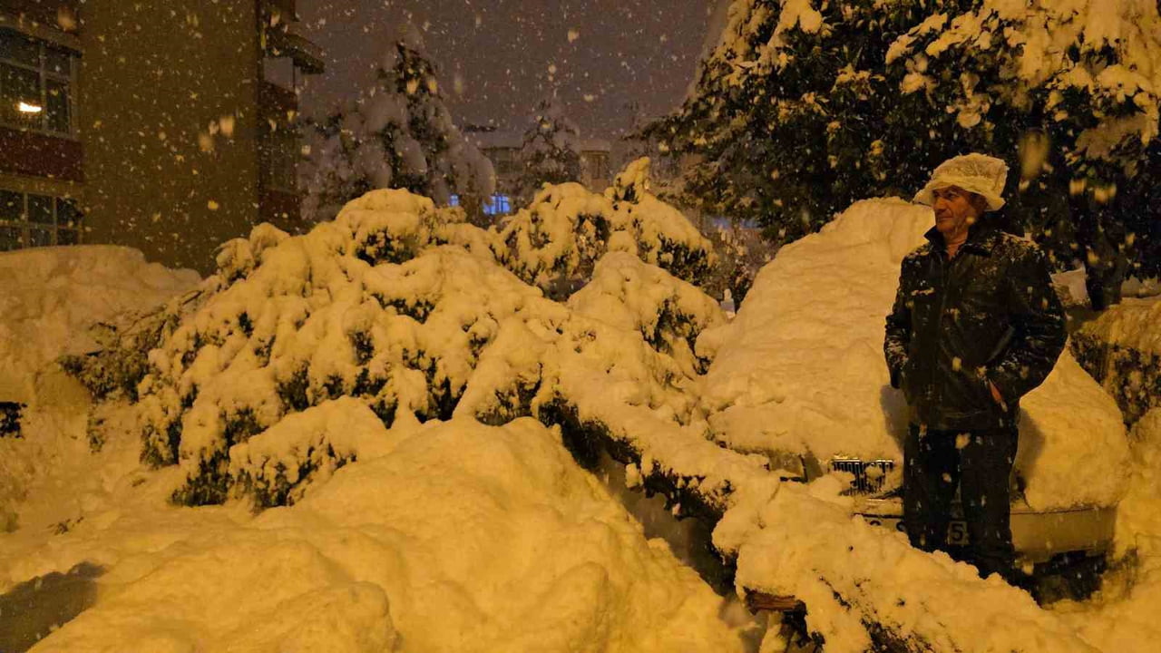 KARABÜK’ÜN SAFRANBOLU İLÇESİNDE ÇAM AĞACININ DEVRİLMESİ SONUCU İKİ ARAÇTA HASAR...