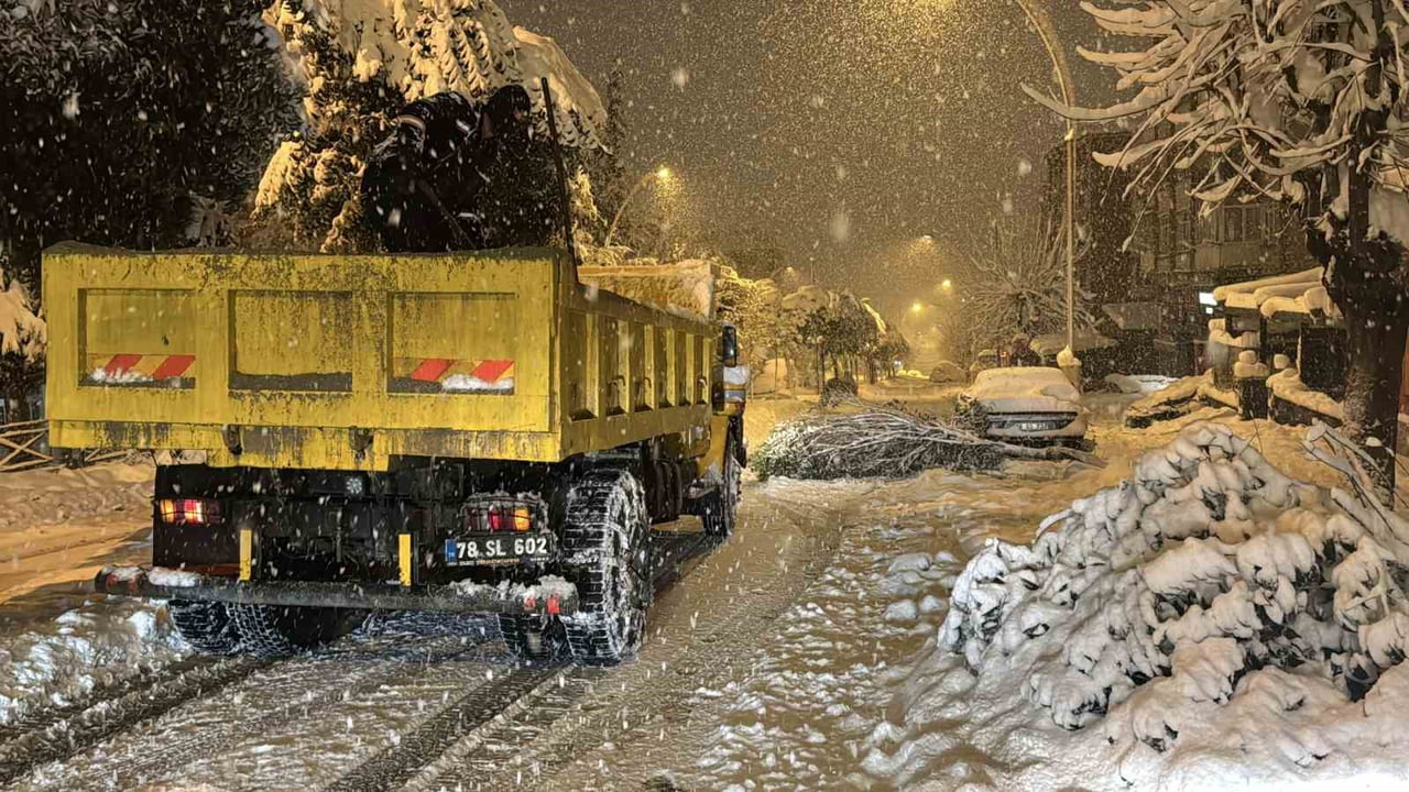 KARABÜK’ÜN SAFRANBOLU İLÇESİNDE ETKİSİNİ SÜRDÜREN KAR YAĞIŞI NEDENİYLE BİRÇOK NOKTADA KAR...