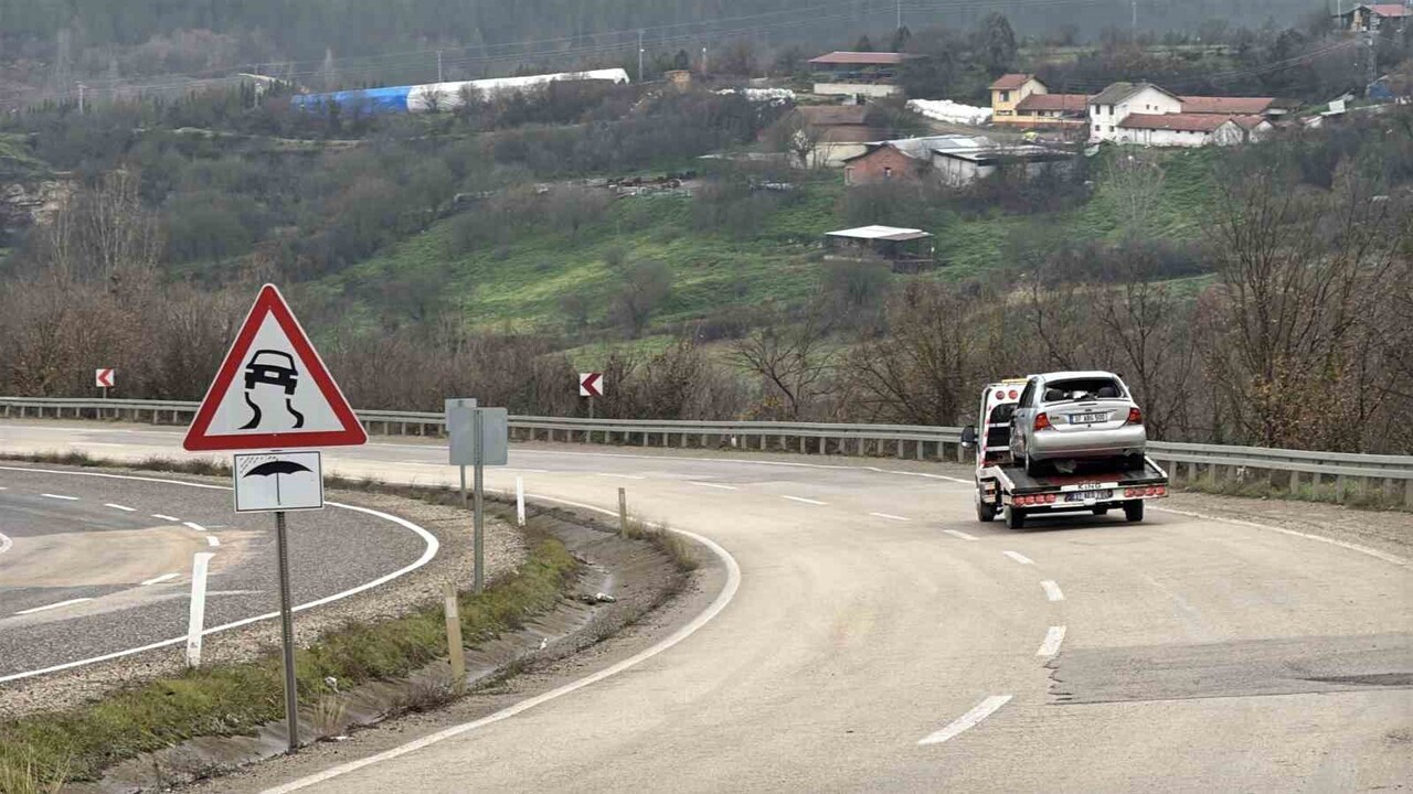 KARABÜK’ÜN SAFRANBOLU İLÇESİNDE KONTROLDEN ÇIKAN OTOMOBİLİN TAKLA ATTIĞI KAZADA SÜRÜCÜ YARA...