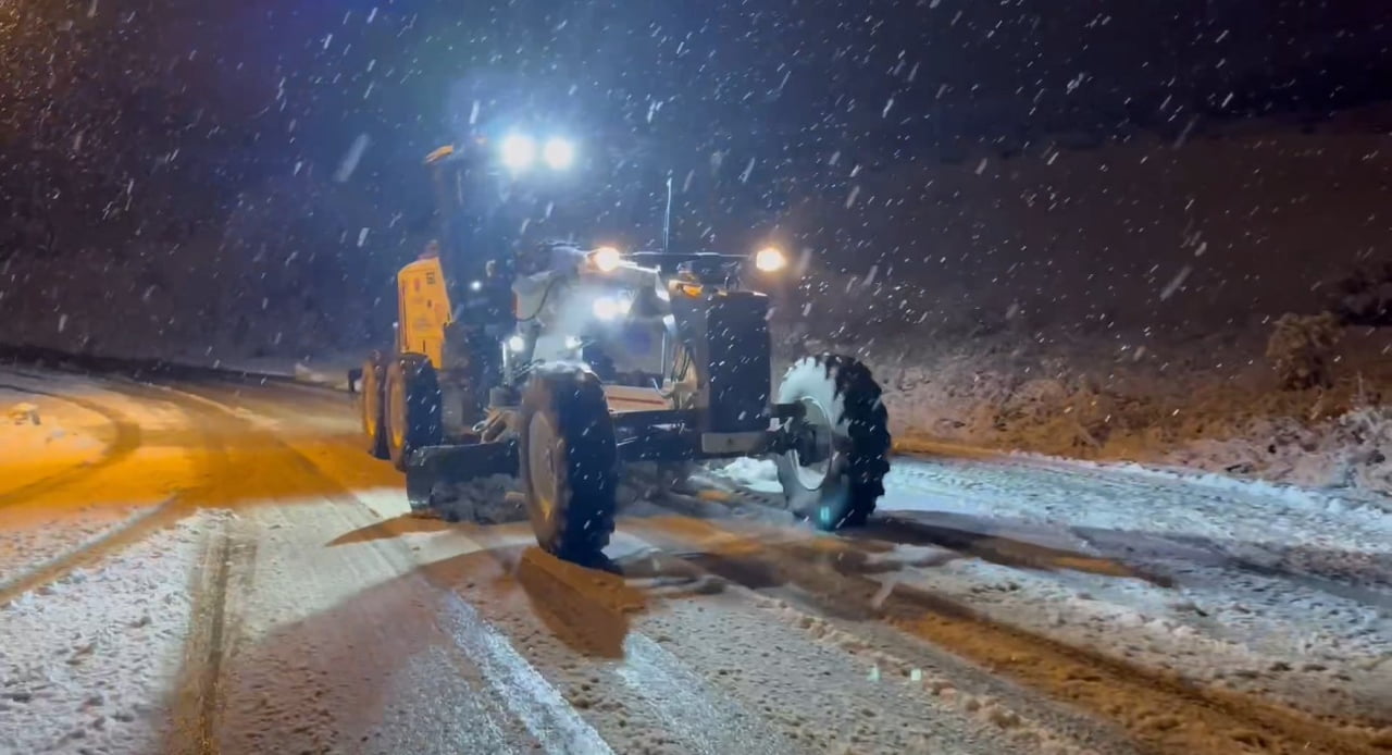 KARABÜK VE SAFRANBOLU İLÇESİNDE ETKİLİ OLAN KAR YAĞIŞI SONRASI EKİPLER HUMMALI ÇALIŞMALARINI...