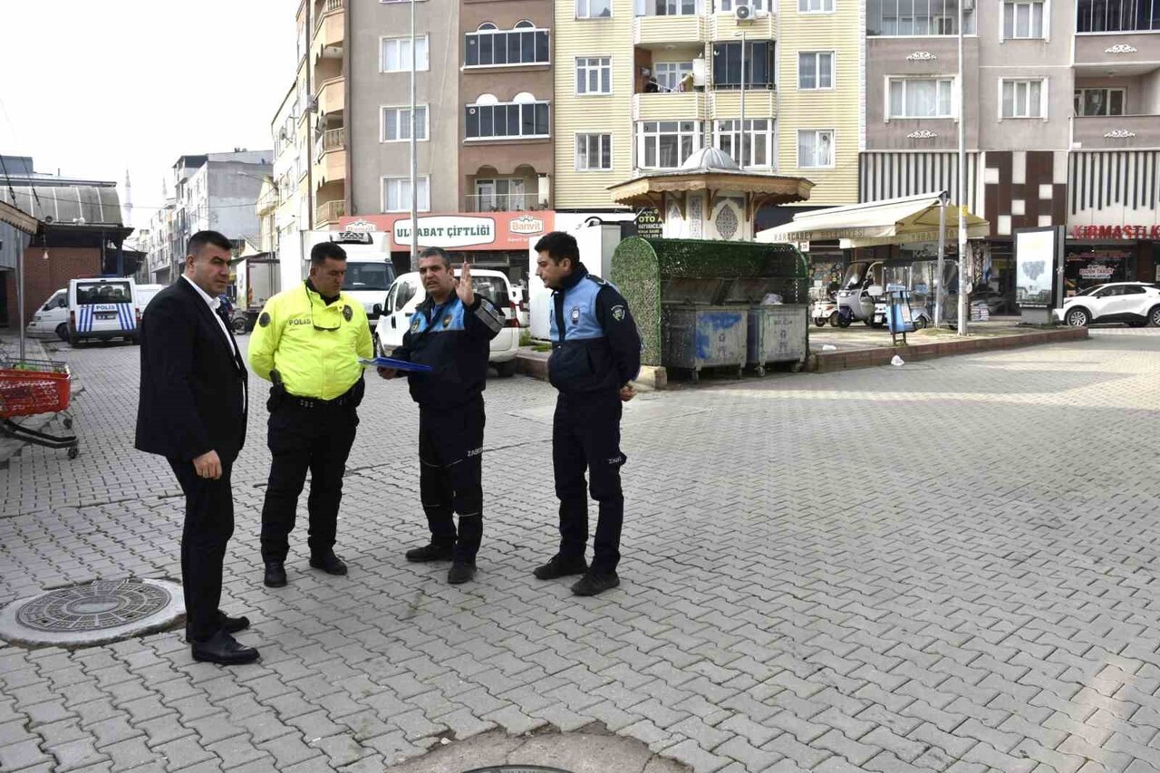 KARACABEY BELEDİYESİ, İLÇE EMNİYET MÜDÜRLÜĞÜ İŞBİRLİĞİYLE KENT GENELİNDE TRAFİK AKIŞINI DÜZENLEMEK...