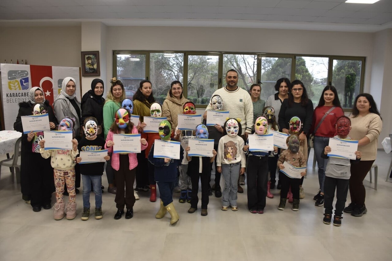 KARACABEY BELEDİYESİ’NİN DÜZENLEDİĞİ ANNE-ÇOCUK MASKE BOYAMA ATÖLYESİ İLGİ GÖRDÜ.