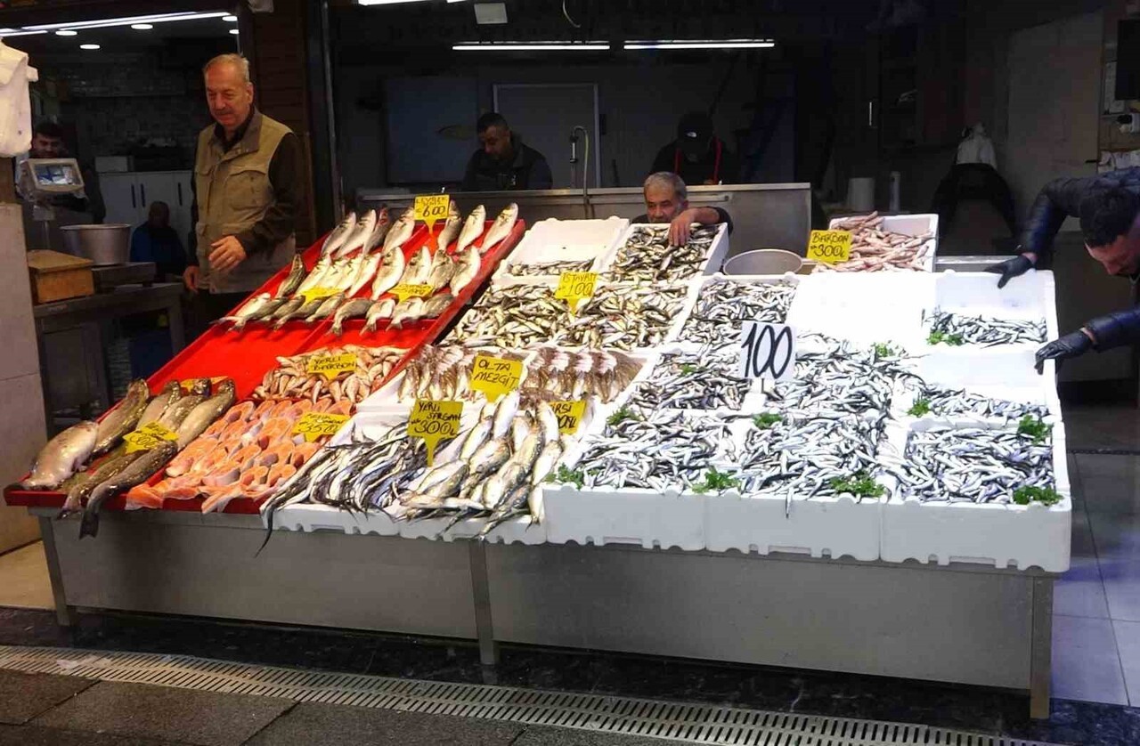 KARADENİZ’DE BU SEZON HAMSİ BEREKETİ YAŞANIYOR