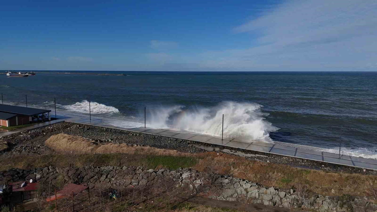 KARADENİZ’DE ETKİLİ OLAN FIRTINANIN GETİRDİĞİ DALGALAR RİZE SAHİLİ’NDE HAVADAN...