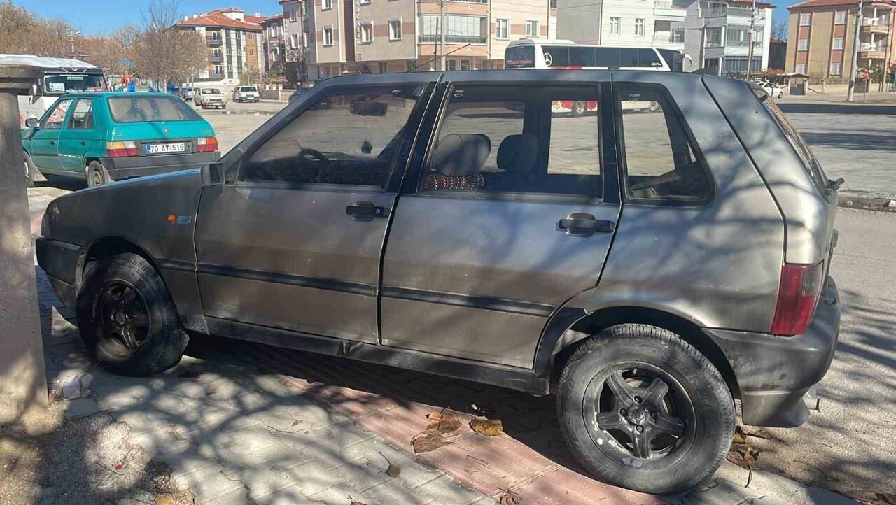 KARAMAN'DA KONTROLDEN ÇIKAN BİR OTOMOBİL, ÖNCE YAYAYA ÇARPTI, SONRA DA KALDIRIMA ÇIKTI