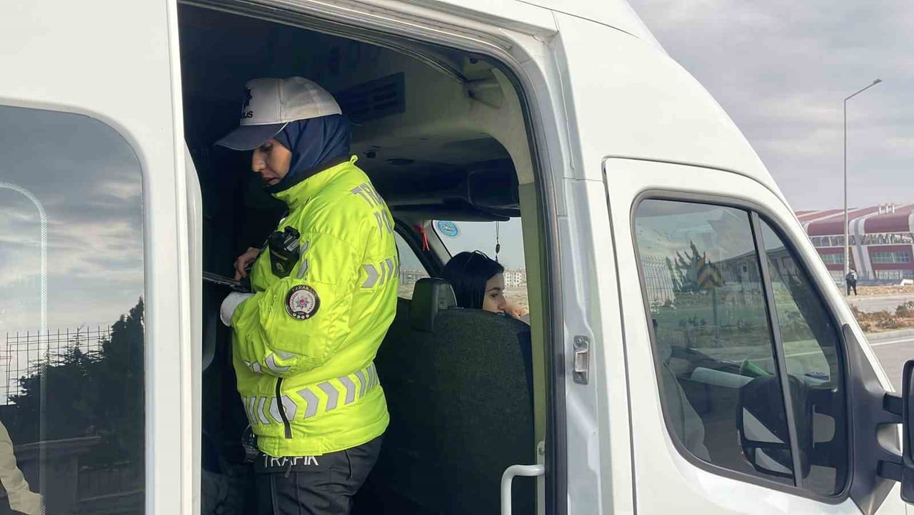 KARAMAN'DA POLİSİN OKUL SERVİSLERİNE YÖNELİK YAPTIĞI DENETİMLER DEVAM EDİYOR.