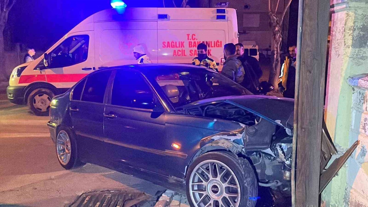 KARAMAN’DA İKİ OTOMOBİLİN ÇARPIŞTIĞI KAZADA OTOMOBİLLERDEN BİRİ PARK HALİNDEKİ BAŞKA BİR...