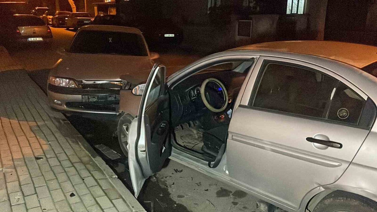 KARAMAN’DA İKİ OTOMOBİLİN ÇARPIŞTIĞI KAZADA OTOMOBİLLERDEN BİRİ PARK HALİNDEKİ BAŞKA BİR...