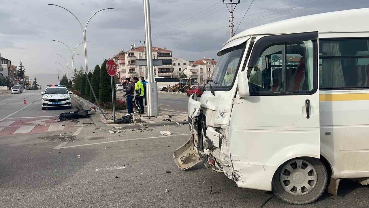KARAMAN’DA KULLANDIĞI MOTOSİKLETİN SERVİS MİNİBÜSÜ İLE ÇARPIŞMASI SONUCU AĞIR YARALANAN 23...