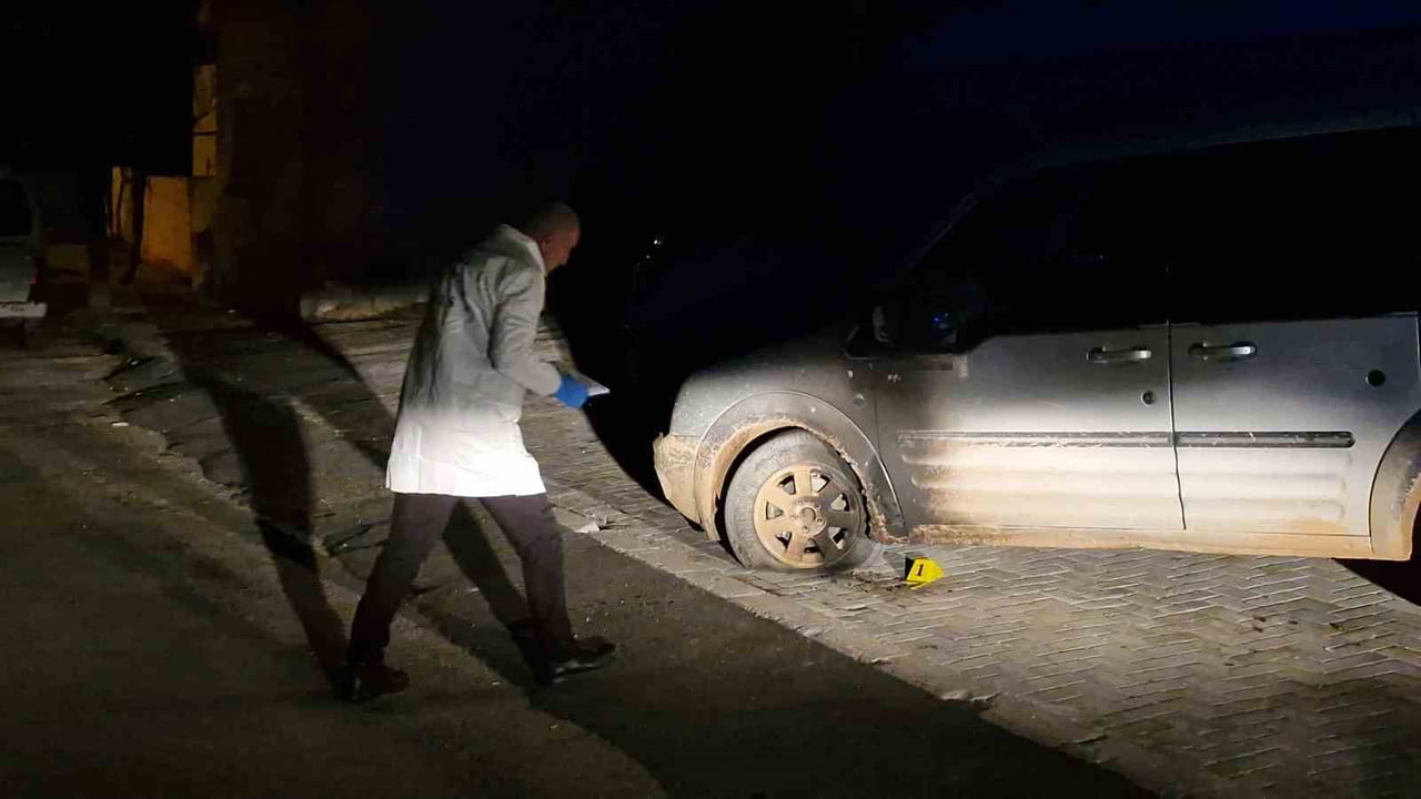 KARAMAN’DA PARK HALİNDEKİ HAFİF TİCARİ ARAÇ KUNDAKLANMAK İSTEDİ. ÇEVREDEKİLERİN DURUMU ERKEN FARK...