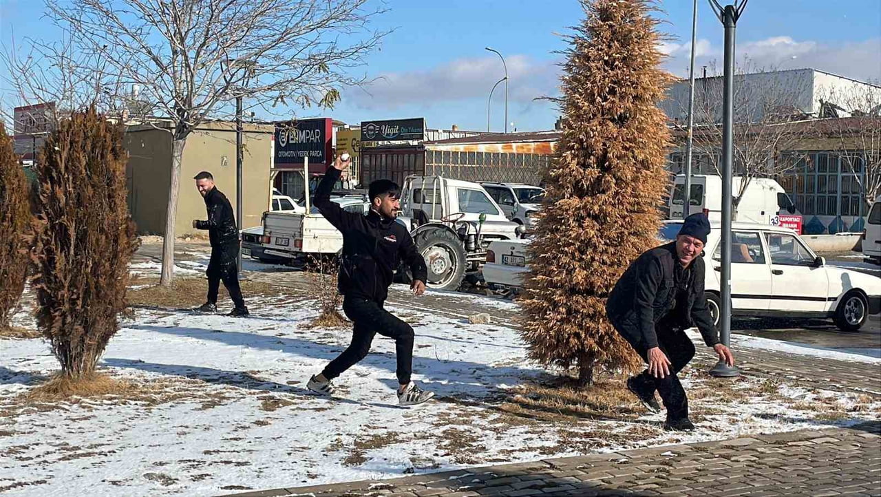 KARAMAN, MEVSİMİN İLK KAR YAĞIŞIYLA BİRLİKTE BEYAZA BÜRÜNDÜ. GECE SAATLERİNDE BAŞLAYAN KAR YAĞIŞI...