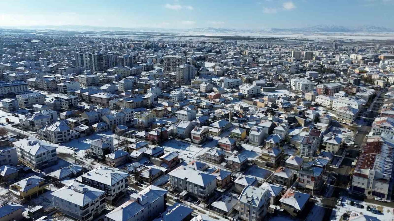 KARAMAN, MEVSİMİN İLK KAR YAĞIŞIYLA BİRLİKTE BEYAZA BÜRÜNDÜ. GECE SAATLERİNDE BAŞLAYAN KAR YAĞIŞI...