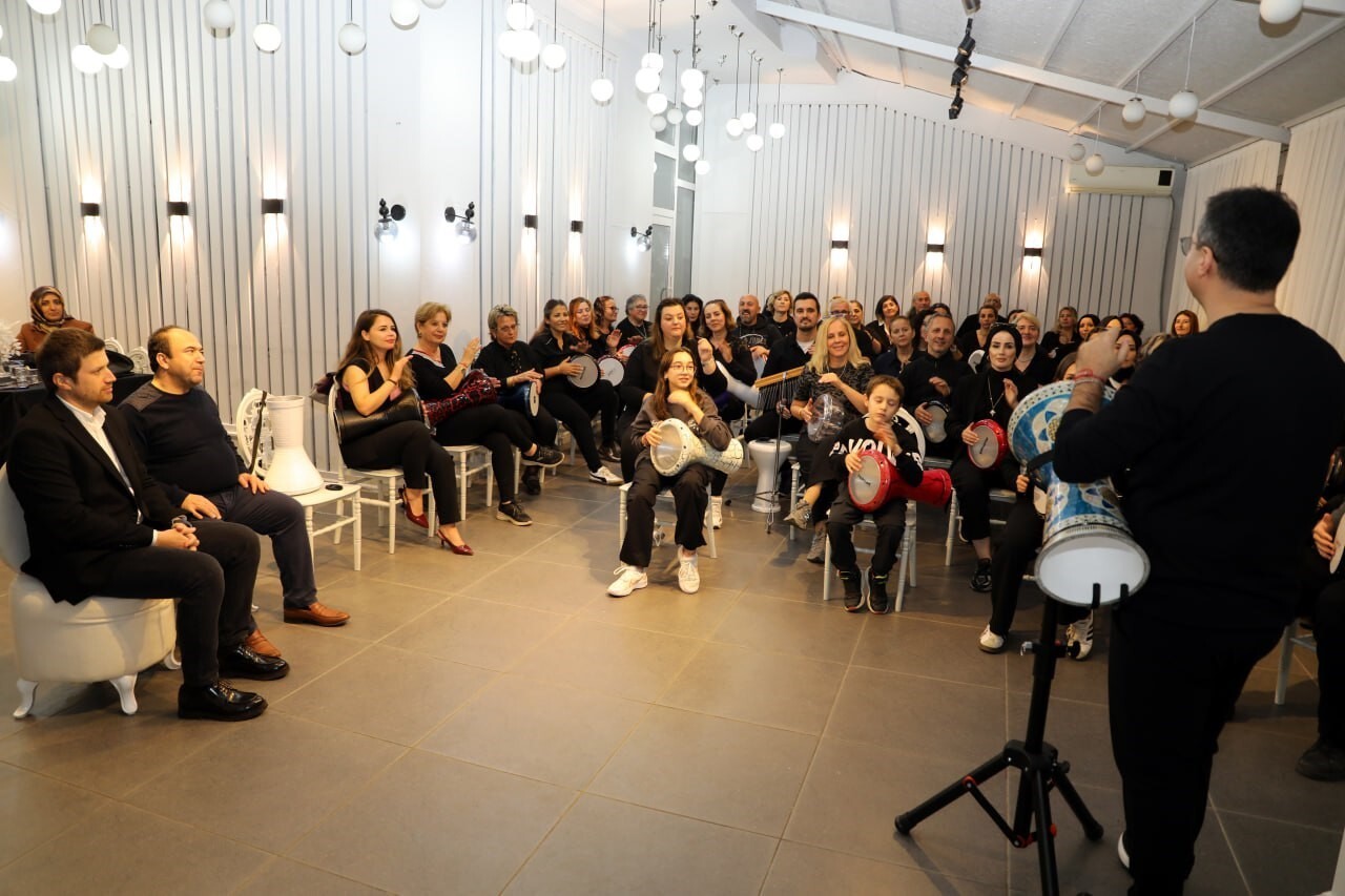 KARASU İLÇESİNDE FARKLI MESLEK GRUPLARINDAN OLUŞAN İNSANLAR, STRES ATMAK VE SOSYALLEŞMEK İÇİN BİR...