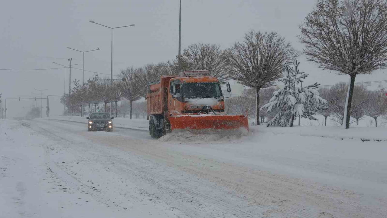 KARAYOLLARI EKİPLERİ BÖLGEDE KAR KÜREME ÇALIŞMALARINI ARALIKSIZ DEVAM EDİYOR.