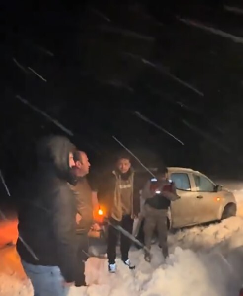 KARDA MAHSUR KALAN 4 VATANDAŞ, JANDARMA VE İL ÖZEL İDARESİ EKİPLERİ TARAFINDAN KURTARILDI