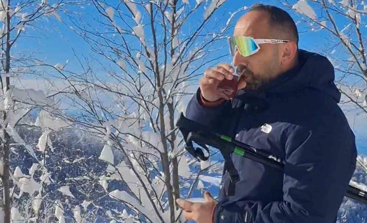 KARIN TADINI KAYARKEN ÇIKARTAN VATANDAŞ MANZARANIN TADINI DA AYNI ANDA ÇAY İÇEREK ÇIKARDI.