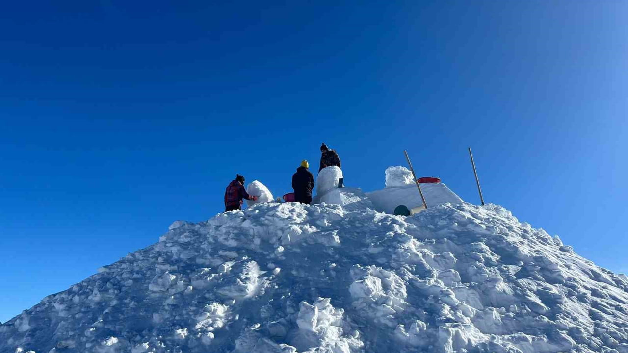 KARS'TA 111 YIL ÖNCE SARIKAMIŞ HAREKATI'NDA ŞEHİT DÜŞEN ASKERLER ANISINA TEMSİLİ KARDAN...