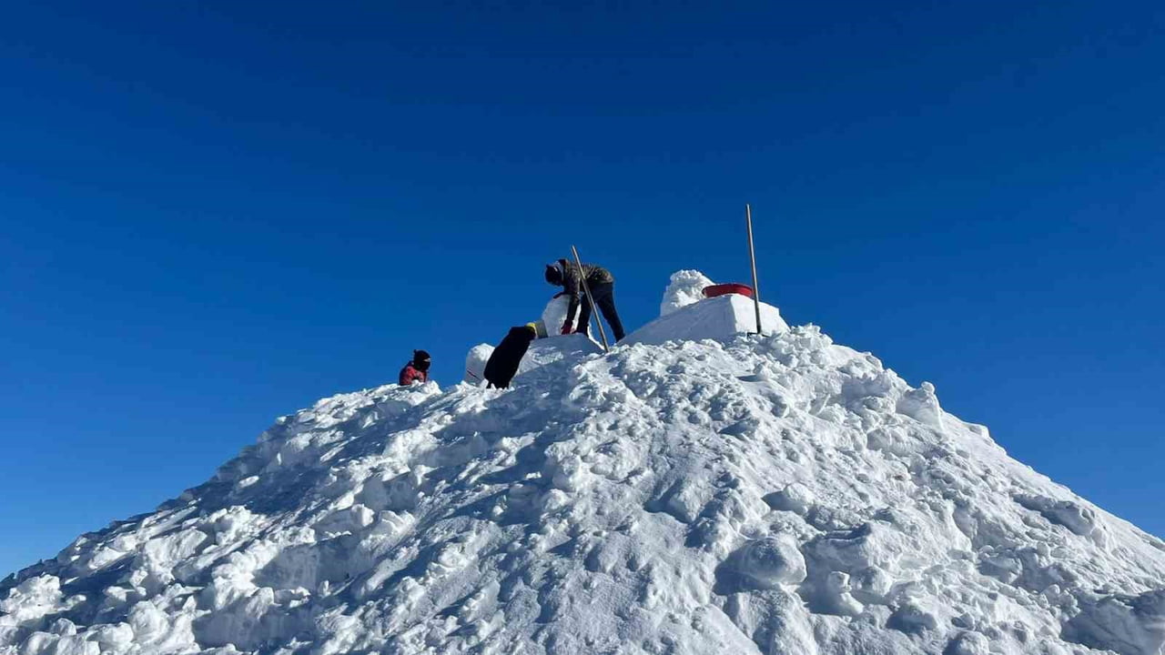 KARS'TA 111 YIL ÖNCE SARIKAMIŞ HAREKATI'NDA ŞEHİT DÜŞEN ASKERLER ANISINA TEMSİLİ KARDAN...