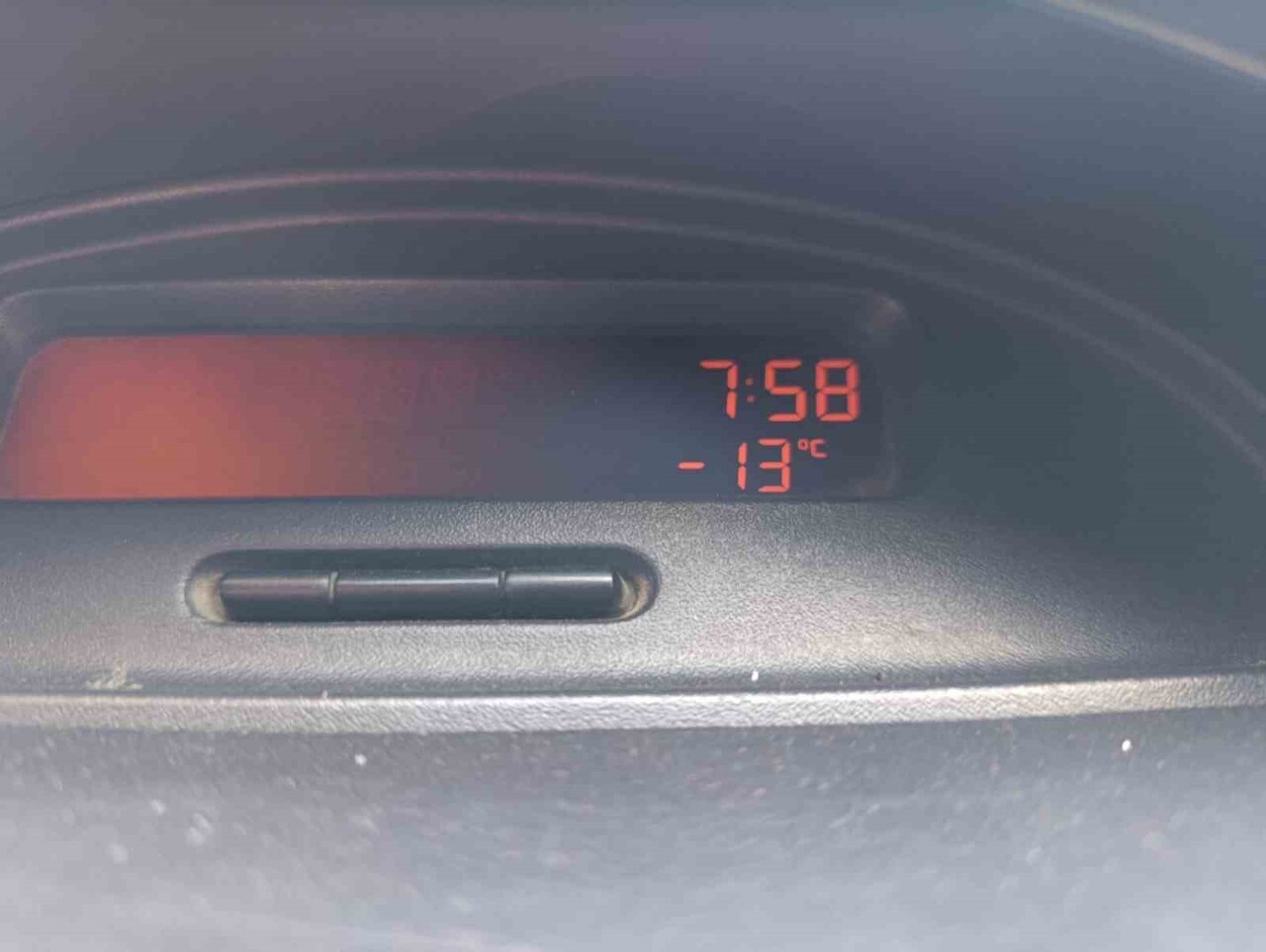 KARS'TA HAVA SICAKLIĞININ SIFIRIN ALTINDA 13 DERECEYE DÜŞMESİ İLE KENT ADETA BUZ TUTARKEN...