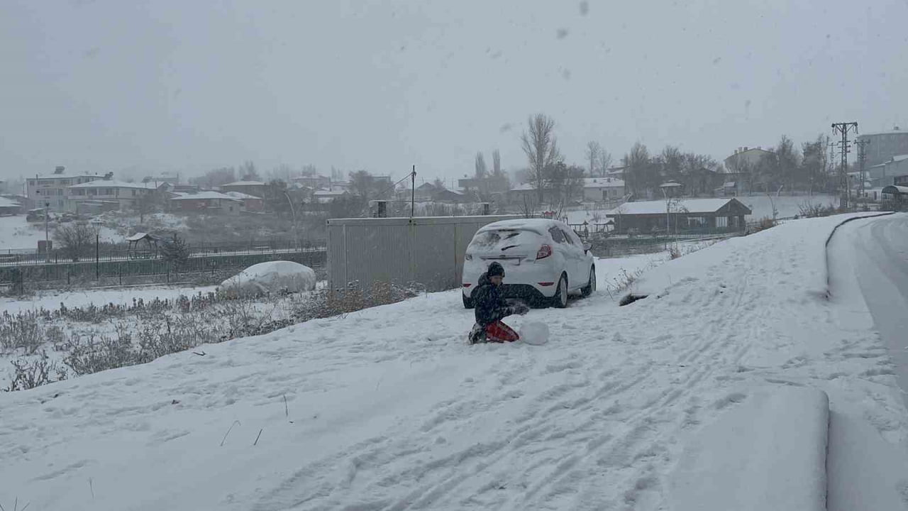 KARS BEYAZ GELİNLİĞİNİ GİYDİ: METEOROLOJİ UYARMIŞTI, KAR ŞEHRE İNDİ(KARS-İHA)