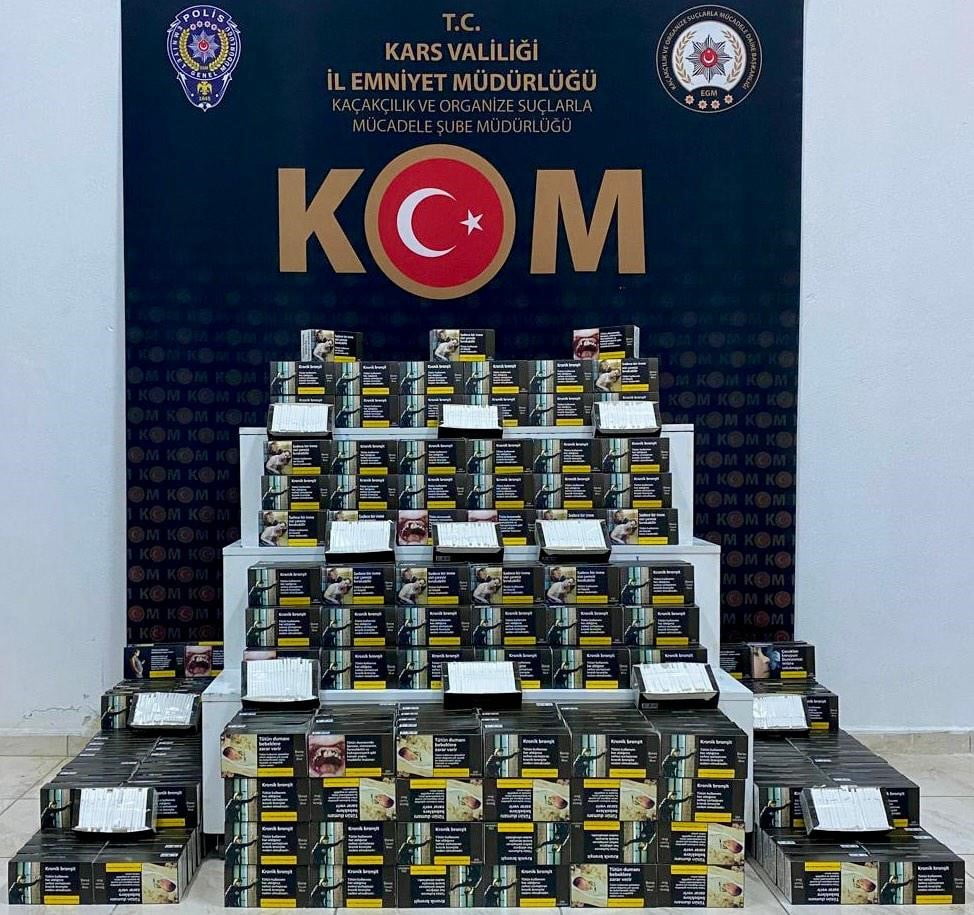 KARS’TA KAÇAKÇILIK OPERASYONU: ÇOK SAYIDA TÜTÜN VE ELEKTRONİK MALZEME ELE...