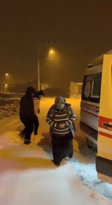 KARS’TA KAR ENGELİNİ AŞAN SAĞLIK EKİPLERİ HASTA VATANDAŞ İÇİN SEFERBER OLDU(KARS-İHA)