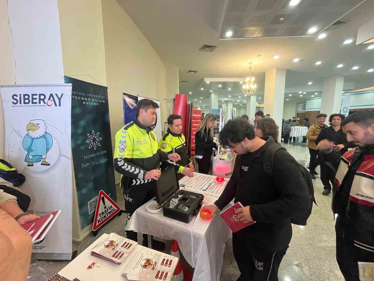 KARS’TA ÜNİVERSİTE ÖĞRENCİLERİNE TRAFİK ARAÇ VE GEREÇLERİ TANITILDI(KARS-İHA)