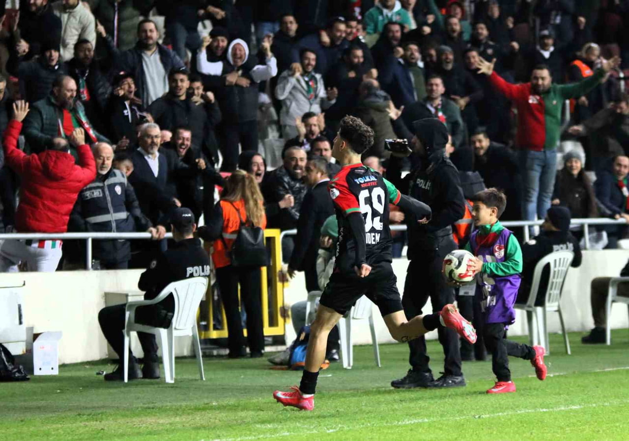 KARŞIYAKA, TFF 3. LİG 4. GRUP’TA İLK DEVRENİN SON MAÇINDA TİRE 2021 FK’YI 2-1 MAĞLUP EDEREK ARAYA...