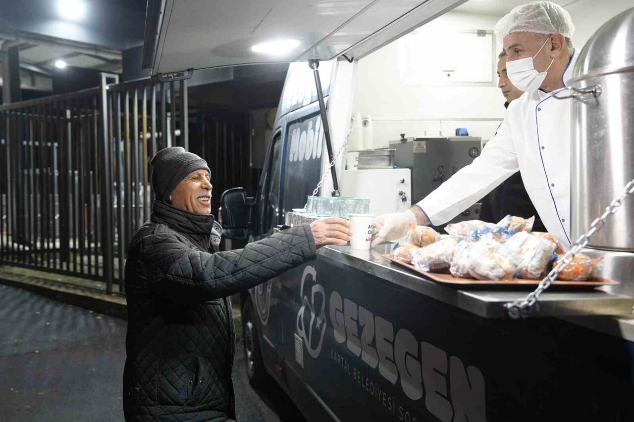 KARTAL BELEDİYESİ SOĞUK HAVANIN ETKİSİNİ ARTIRDIĞI KIŞ GÜNLERİNDE, SABAH ERKEN SAATLERDE YOLA...