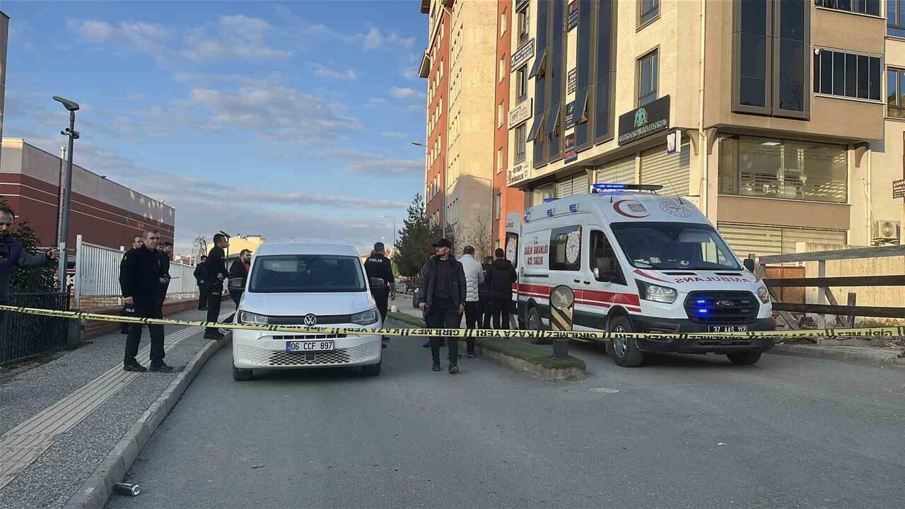 KASTAMONU'DA BİR ŞAHIS CADDEDE KOVALADIĞI ŞAHSI TÜFEĞİYLE ATEŞ EDEREK BACAĞINDAN YARALADI.
