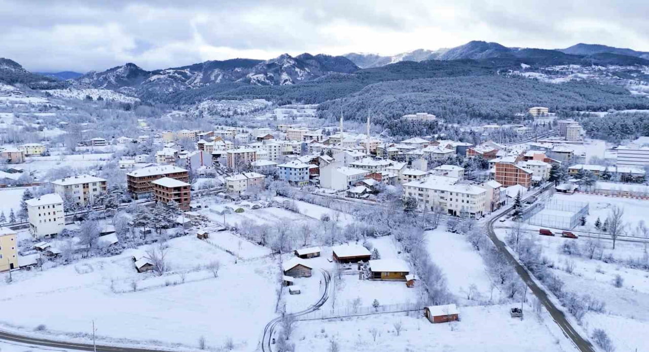 KASTAMONU'DA ETKİLİ OLAN KAR YAĞIŞI İHSANGAZİ İLÇESİNİ BEYAZA BÜRÜDÜ.