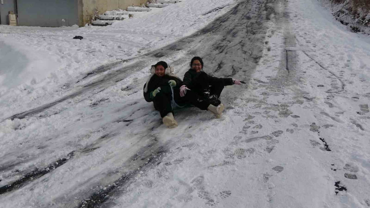KASTAMONU'DA ETKİLİ OLAN KAR YAĞIŞI SONRASI ÇOCUKLAR SOKAKLARA AKIN EDEREK, HEM KARTOPU OYNADI HEM...