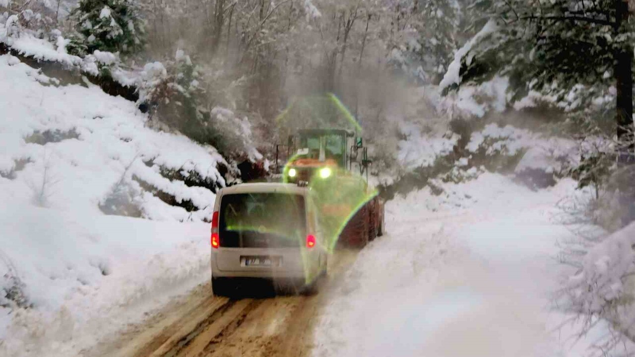 KASTAMONU'DA ETKİLİ OLAN YOĞUN KAR YAĞIŞI SEBEBİYLE YOLU KAPANAN KÖYDEKİ HASTA İÇİN KASTAMONU İL...