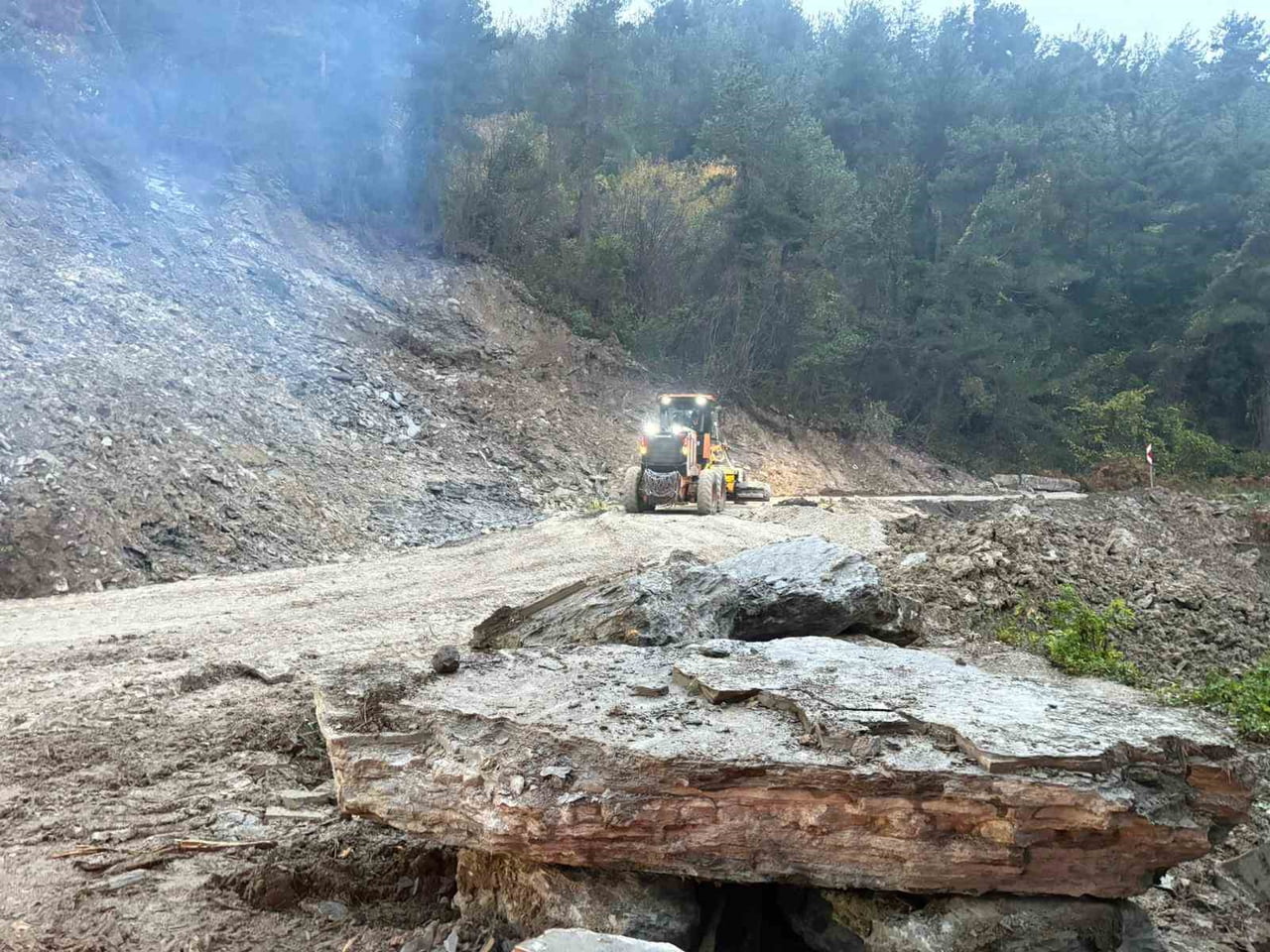 KASTAMONU'DA HEYELAN SEBEBİYLE KAPANAN İNEBOLU-DOĞANYURT-CİDE KARAYOLU, EKİPLERİN ÇALIŞMASIYLA...