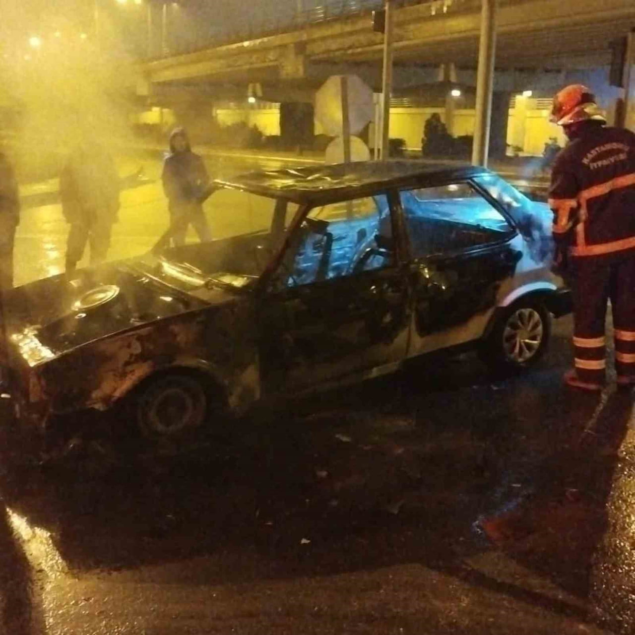 KASTAMONU'DA SEYİR HALİNDEYKEN ALEVLERE TESLİM OLAN OTOMOBİL KULLANILMAZ HALE GELDİ.