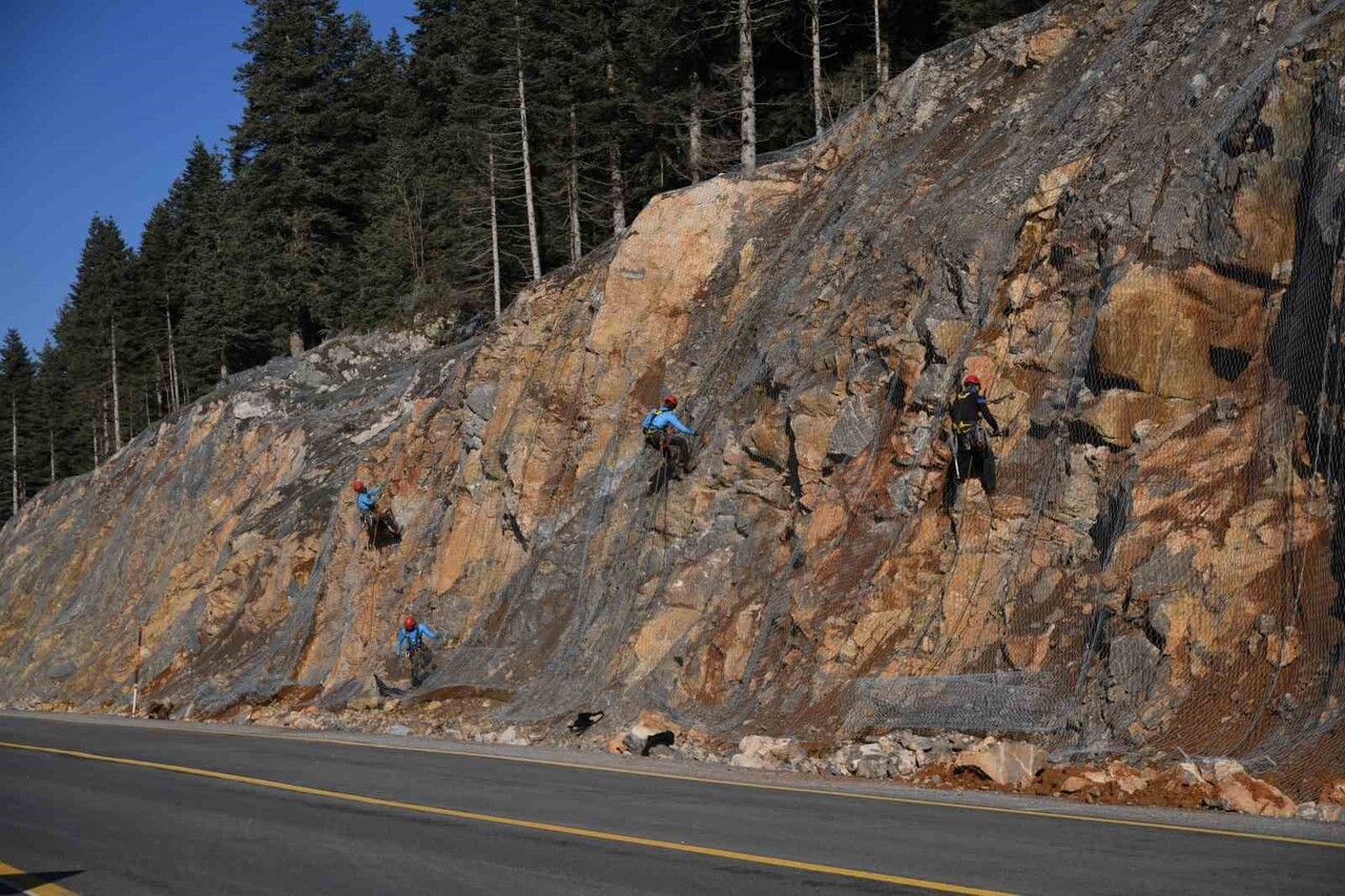 KASTAMONU'DA YAŞANAN SEL FELAKETİNİN ARDINDAN OLUŞAN HEYELANLAR SEBEBİYLE TEHLİKE OLUŞTURAN VE...