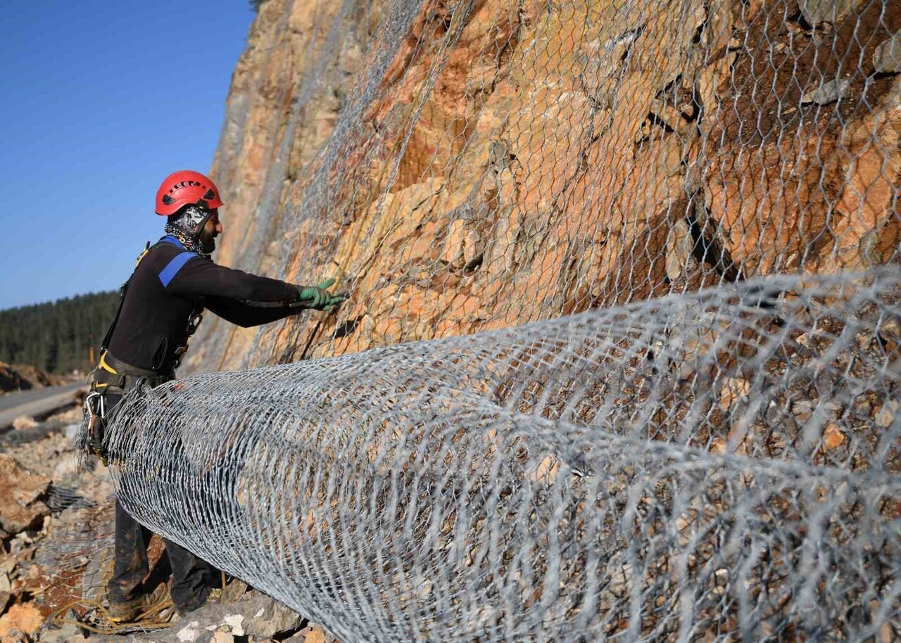 KASTAMONU'DA YAŞANAN SEL FELAKETİNİN ARDINDAN OLUŞAN HEYELANLAR SEBEBİYLE TEHLİKE OLUŞTURAN VE...