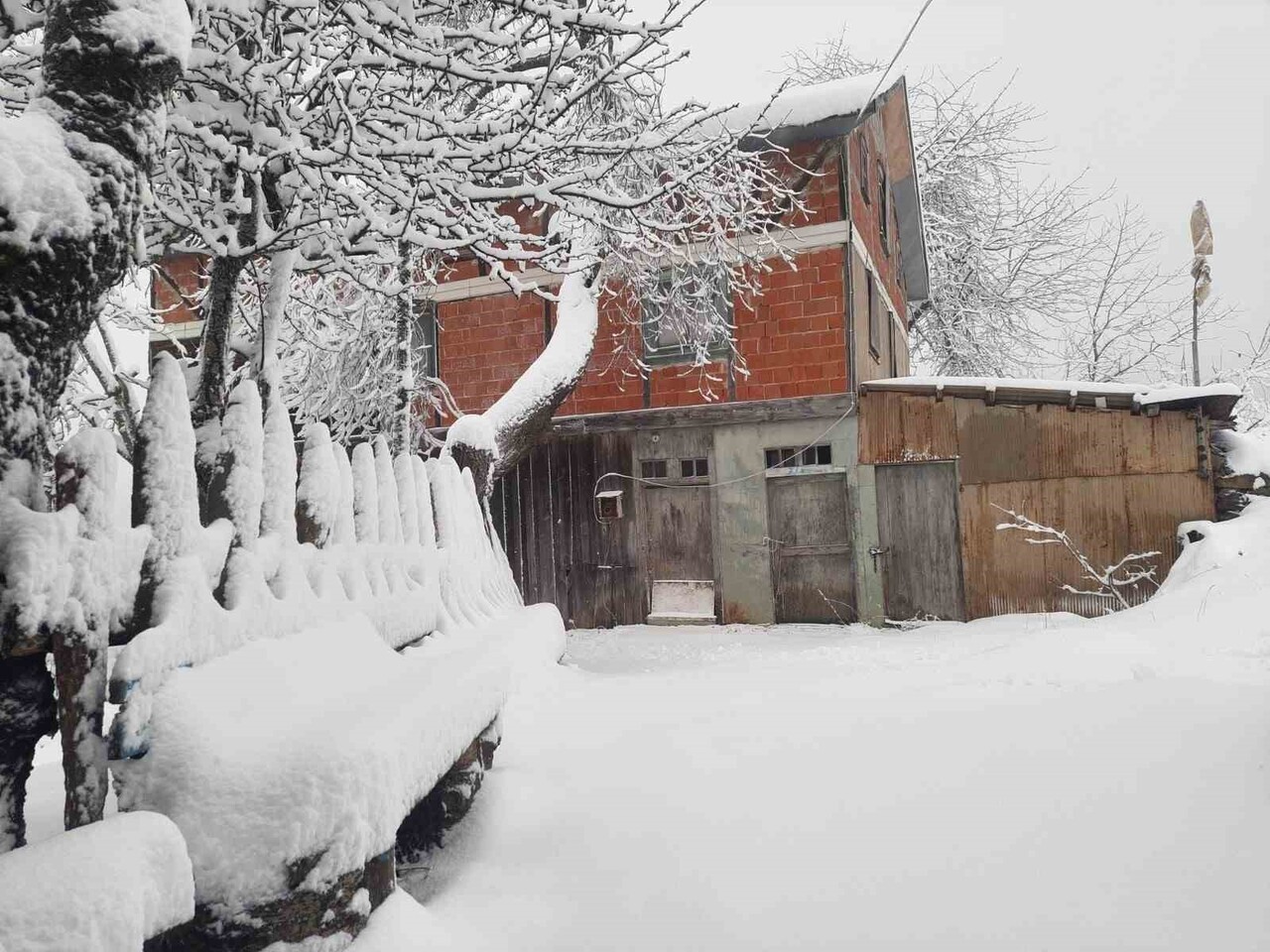 KASTAMONU'NUN İNEBOLU İLÇESİNDE ETKİLİ OLAN KAR YAĞIŞI YÜKSEK KESİMLERİ BEYAZA BÜRÜDÜ.