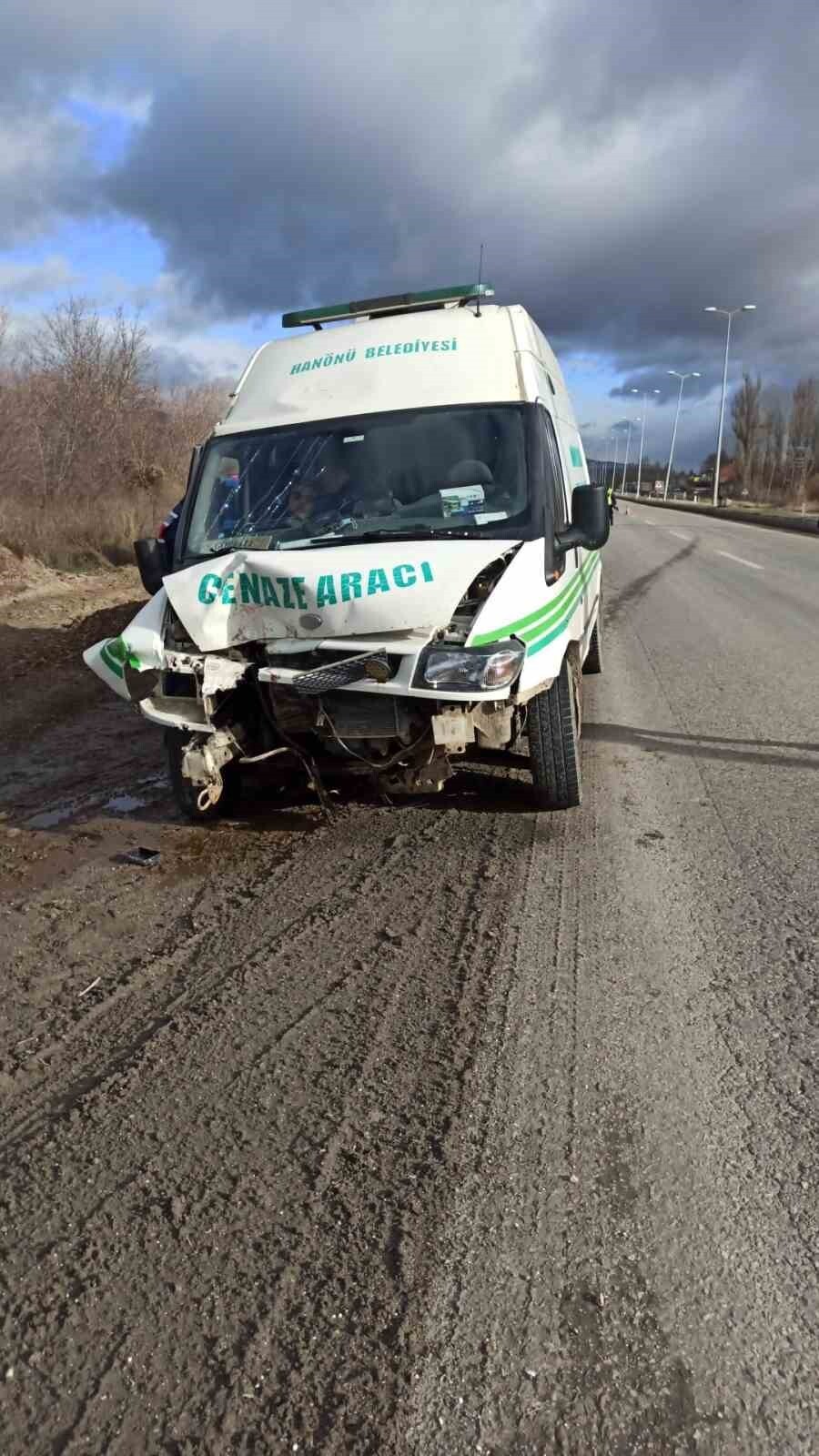 KASTAMONU’DA CENAZE ARACI İLE TRAKTÖRÜN ÇARPIŞMASI NETİCESİNDE MEYDANA GELEN KAZADA 4 KİŞİ...