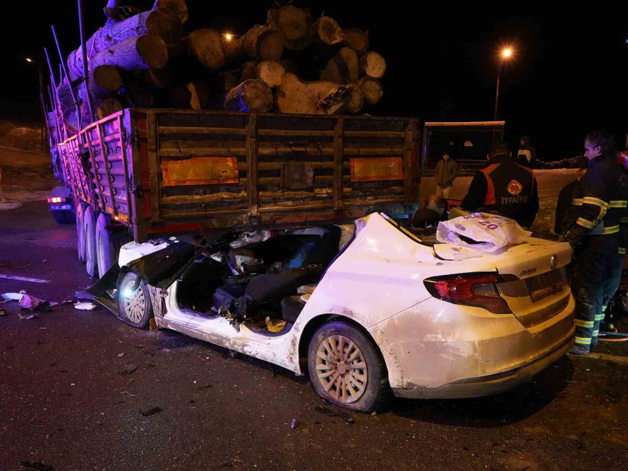 KASTAMONU’DA DÖNÜŞ YAPMAK İSTEYEN TOMRUK YÜKLÜ TIRA ARKADAN ÇARPAN FİAT MARKA OTOMOBİL, TIRIN...
