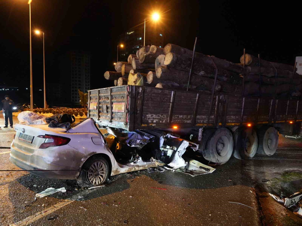 KASTAMONU’DA DÖNÜŞ YAPMAK İSTEYEN TOMRUK YÜKLÜ TIRA ARKADAN ÇARPAN FİAT MARKA OTOMOBİL, TIRIN...