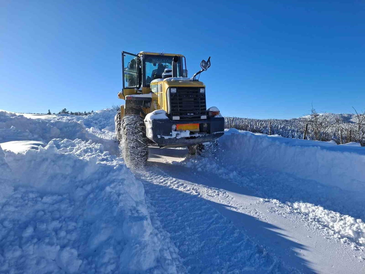 KASTAMONU’DA ETKİLİ OLAN KAR YAĞIŞININ ARDINDAN EKİPLER KAPALI KÖY YOLLARINDAKİ ÇALIŞMALARINI...
